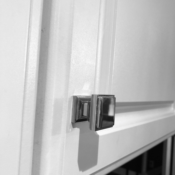 Lot of 34 bridges collection Hickory Hardware
1"
Base 3/4"
Projection of 1-1/8" - Picture 4 of 4